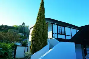 Tudor Lodge, Нельсон