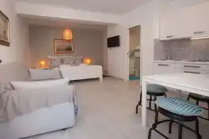 Chic studio Marella, Вис