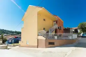 Apartments & Rooms Sunshine Home, Вела Лука