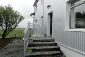 Farmer's Guest House, Хедла