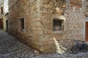 Charming Studio in the Heart of Rovinj, Steps From Carera Street, Ровинь