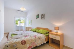 Amazing Home in Makarska With 9 Bedrooms, Wifi and Outdoor Swimming Pool, Макарска