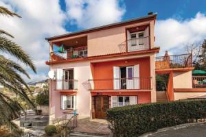 Beautiful Home in Banjol With Wifi and 2 Bedrooms, Раб
