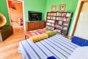 Apartment Zuzi with garden, 300m to the beach, Ловран