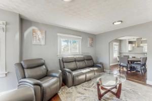 Near Beach! Group-friendly Michigan City Retreat, Мичиган-Сити
