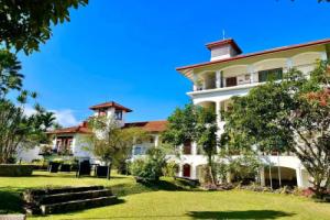 Elegant Hotel, Канди