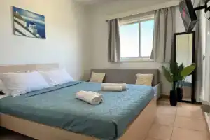 Kolonaki Seaview 1bdr Finikoudes, Ларнака