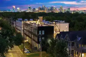 Sleeps 16 2 Homes Next Door + Walk to Dining & Music Lischey Loft & The Bloom House by Avantstay, Нэшвилл