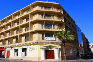 The Seven Apartments, Пемброк