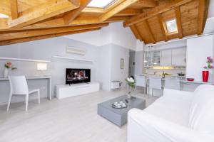 Blu Lake Apartment on Ghiffa Beach, Гиффа