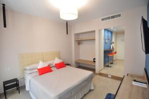 Delco Hotel, Неаполь