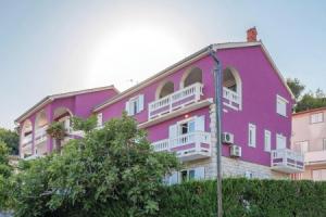 Awesome Apartment in Mundanije With 3 Bedrooms, Раб