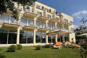 Két Korona Konferencia és Wellness Hotel, Балатонсарсо