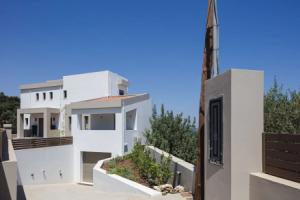 Rizes Villa, Аделианос-Кампос
