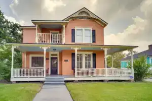 Lake Charles Vacation Rental - Walk to the Lake!, Лейк-Чарльз
