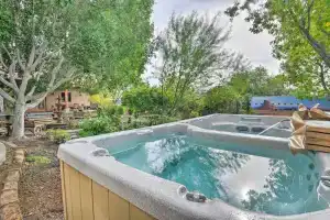 Shared Backyard & Hot Tub: Restful Mesa Retreat!, Темпе