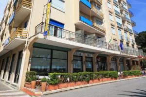 Hotel «delle Palme», Летоянни