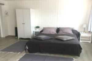 Studio in Beaune, With Enclosed Garden and Wifi, Бон