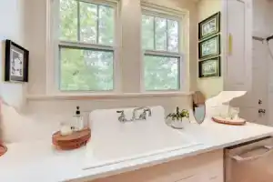 Charming Lake Charles Vacation Rental w/ Yard, Лейк-Чарльз