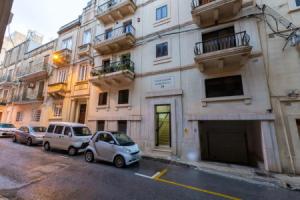 Sliema Charming: 3BR Apartment Near the Beach by 360 Estates, Сент-Джулианс
