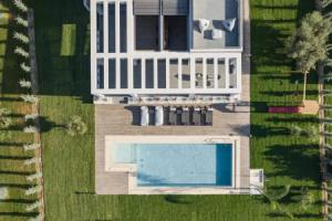 Agrielia Villas, featuring Heated Spa Whirlpool, By ThinkVilla, Аделианос-Кампос