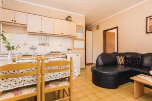 Awesome Home in Krk With Wifi and 3 Bedrooms, Крк