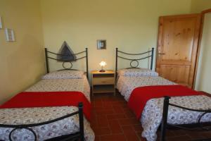 A Quaint Farmhouse in Paciano with Swimming Pool, Пачиано