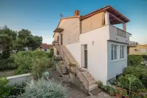 Supetar Central Child-friendly and Dog-friendly Apartment Near Beach, Супетар