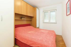 Nice Home in Zadar With Wifi and 2 Bedrooms, Задар