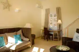 Delfini Hotel, Пирей