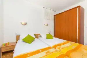 Apartments Mira, Омис