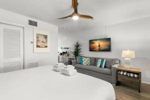 Studio w/ King Bed Heated Pool, Steps to Beach!, Клируотер Бич