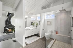 Bay Breeze by Avantstay Bayfront Home w/ Fire Pit & Private Dock in Balboa Peninsula, Ньюпорт-Бич