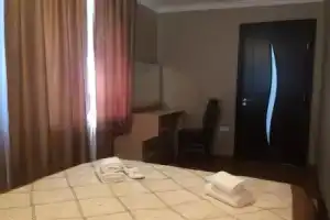 Four Seasons Apartment, Сигнахи