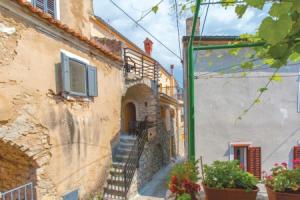 Beautiful Apartment in Omisalj With 1 Bedrooms, Омисаль