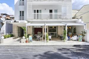 Hotel «La Pineta», Фоллоника