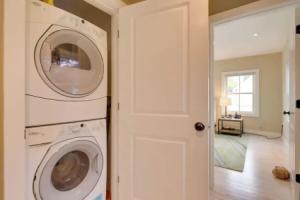 Walk to Beach & Commercial Street! Condo w/ Patio, Провинстаун