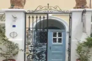Dionysos Hotel, Порос