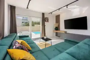 House Kety, Башка