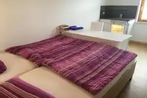 Romantische Ferienwohnung mit fantastischem Ausblick, Pool und Gartensauna, Йена