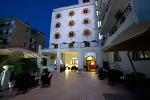 Hotel «Degli Aranci», Виесте