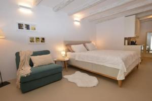 Chic and Stylish Old Town Rovinj Apartment, Ровинь