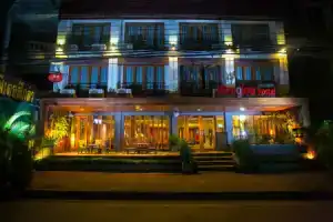 After Glow Hostel, Мае Сай
