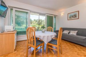 Stunning Apartment in Banj With Wifi and 2 Bedrooms, Bibinje