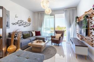 Lemon Tree 1-BR Apt & Pool in Livadia, Ливадиа