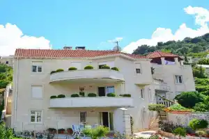 Apartment Karma - big terrace: A1 Pucisca, Island Brac, Пучишче