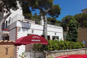 Hotel «Miramare», Фоллоника