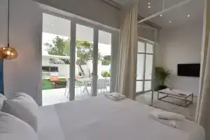 4 Elements Sea Side Luxury Suites - Wind, Неа-Муданья