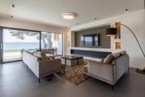 Villa Sea Star - seafront beach with 80m2 pool, Kaštel Kambelovac
