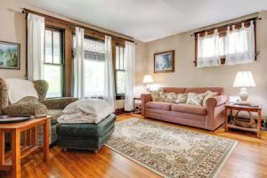 3 Mi to Dtwn Indy: 20th-century Apt w/ Fenced Yard, Индианаполис